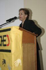 La Sra., E.U., Lea Derio, Directora del Programa Nacional de Alivio del Dolor por Cáncer y Cuidados Paliativos, MINSAL, representó al gobierno en la importante ceremonia.