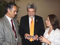 El Dr. Gómez Sancho recibe de manos de los Drs. Agustín Espejo y Juanita Jaque (Presidente y Vicepresidente ACHED) el material desarrollado por especialistas de nuestra sociedad.