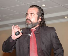El Psicólogo Eduardo Muñoz, durante su exposición.