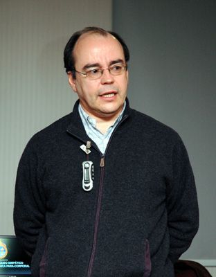 El Dr. Mario Guerrero durante su presenteción.