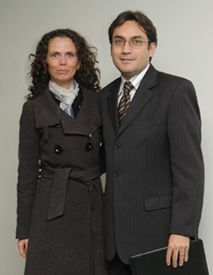 La Dra. María Carolina Cabrera junto al Sr. Carlos Murillo, Gerente de la Unidad de Negocios de Dolor y Neurociencias de Laboratorios Pfizer.