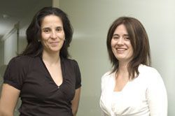 Las psicólogas Loreto Contreras y Ana María Abarzúa.