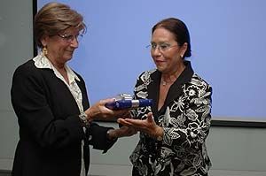 La Dra. Ana Luisa Muñoz recibe un estímulo de manos de la Dra. Juanita Jaque, Presidenta de ACHED.