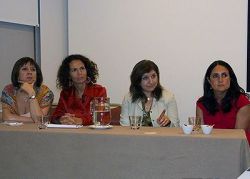 Las Dras. María Eliana Eberhard, María Carolina Cabrera, Loreto Cid y Maritza Velasco, durante la Mesa Redonda.