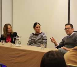 Dras. Julia Santin y Loreto Cid con el moderador Dr. Fernando Hormazábal en la mesa de preguntas.